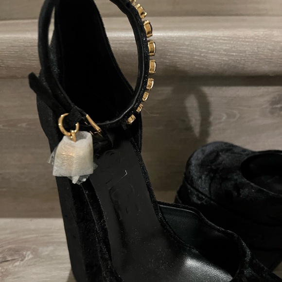 Versace Black Medusa Aevitas 37EU / 7US Heel - Picture 6 of 11
